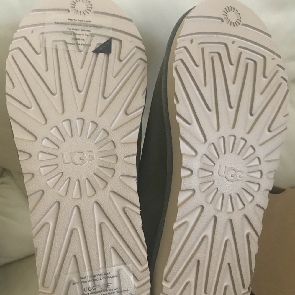 UGG slippers sz 9 - Picture 6 of 6